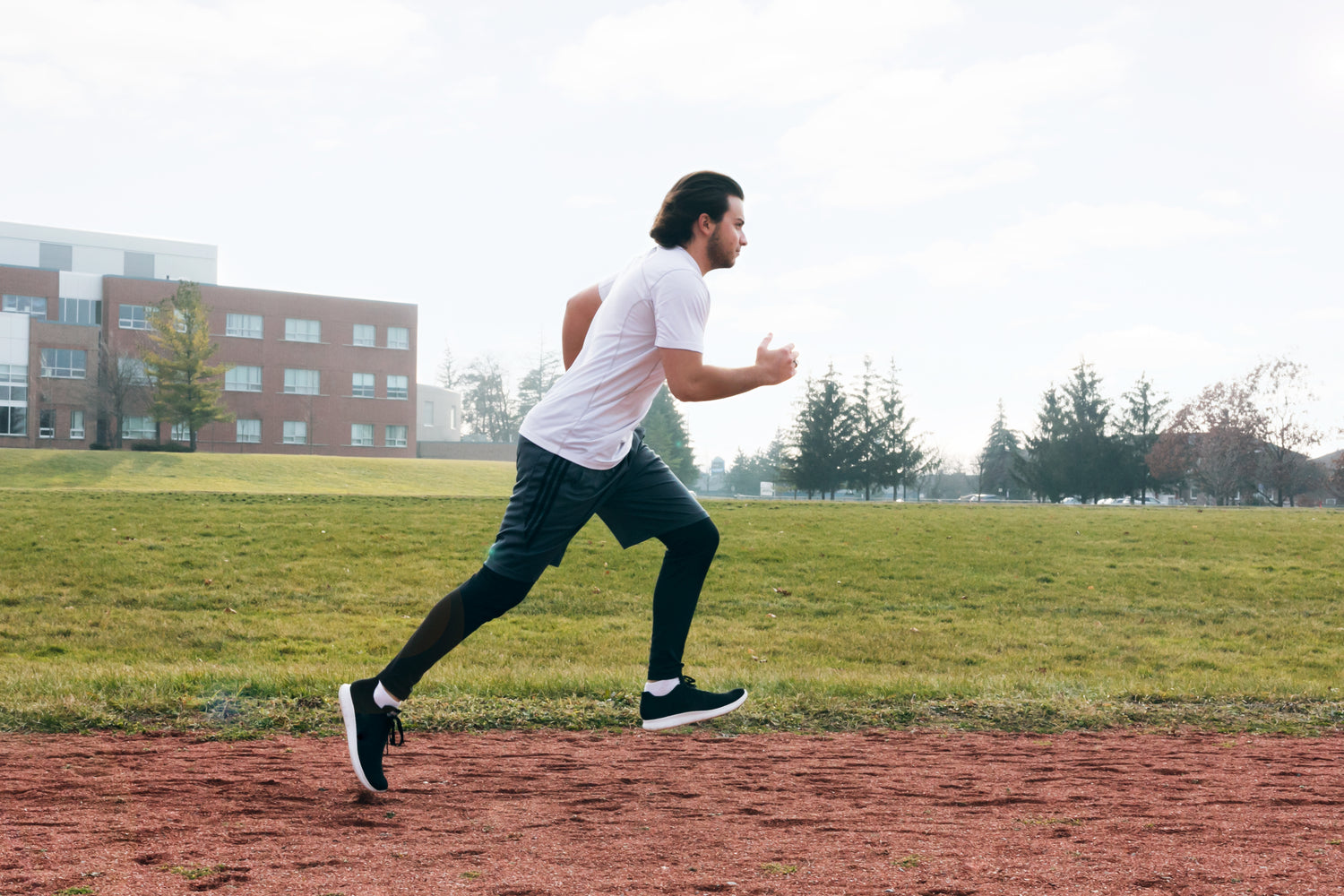 Homme courant sur la piste